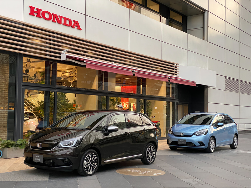 2月14日に発売される新型「フィット」の先行展示。左から新型フィットの「リュクス」、「ベーシック」