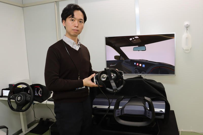 ゴーグルを装着して車内をVR（仮想現実）で体験し、車載製品の見え方などを検証できるパナソニックの「VRシミュレータ」