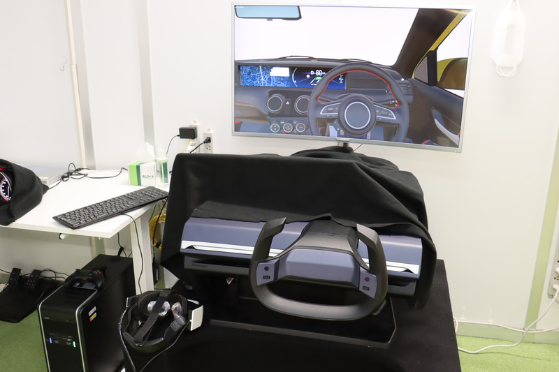 従来は本格的に検証を行なうためには実際に作ってみる必要があったが、VRシミュレータはこの1セットを用意することでさまざまなデザイン案を検証できる。説明会やデモでは自動車メーカーにサプライヤー供給する製品を中心に紹介しているが、アフターマーケット向けのカーナビ開発でも利用できるという