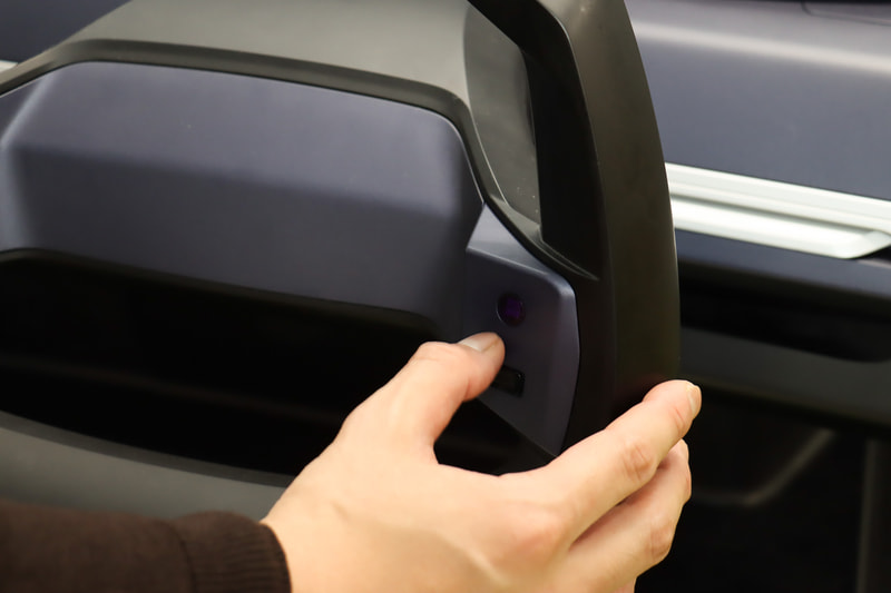 ステアリングスポークのスイッチ類。上の丸形がタッチ操作による左右選択と押し込みによる決定。下の角形が戻る操作。2つのスイッチを使ってVR内の画面表示を操作する