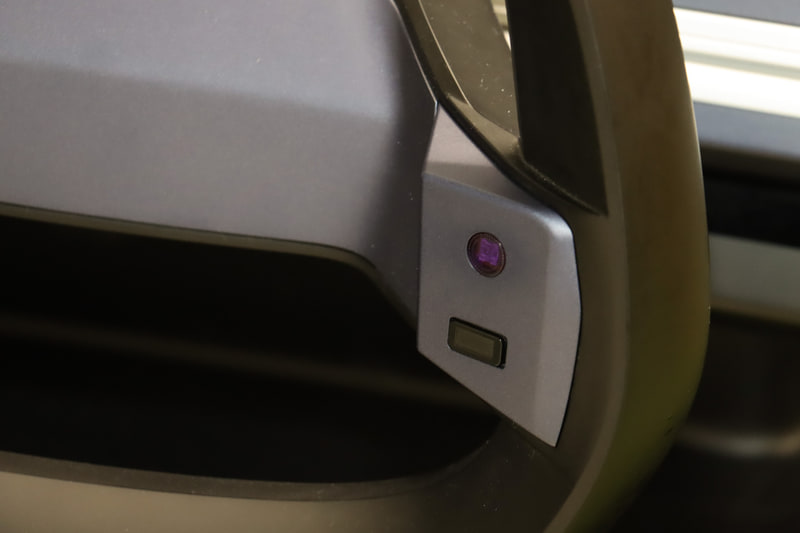 ステアリングスポークのスイッチ類。上の丸形がタッチ操作による左右選択と押し込みによる決定。下の角形が戻る操作。2つのスイッチを使ってVR内の画面表示を操作する