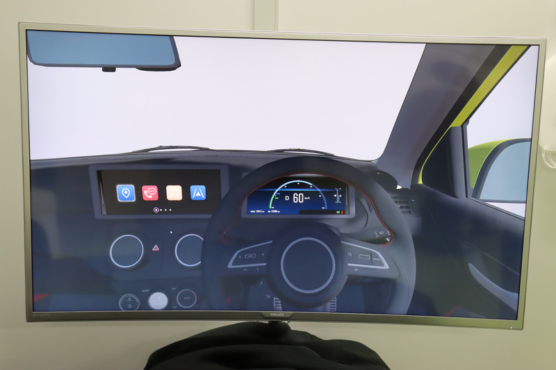 多彩なインパネデザインを切り替え、ステアリングによる死角などを確認できる