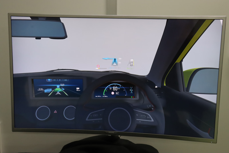 「失敗版」というHUD（ヘッドアップディスプレイ）の試作データ。平面（フィリップス製の曲面ディスプレイだが）のディスプレイとゴーグル型VRで受ける印象が異なり、より実環境に近いゴーグル内の表示では「わずかだが確実に大きすぎる」と感じた