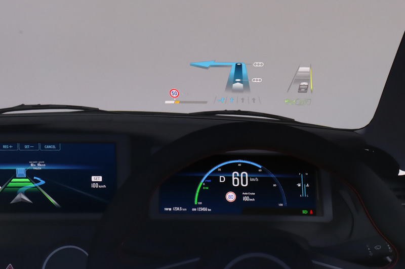 「失敗版」というHUD（ヘッドアップディスプレイ）の試作データ。平面（フィリップス製の曲面ディスプレイだが）のディスプレイとゴーグル型VRで受ける印象が異なり、より実環境に近いゴーグル内の表示では「わずかだが確実に大きすぎる」と感じた