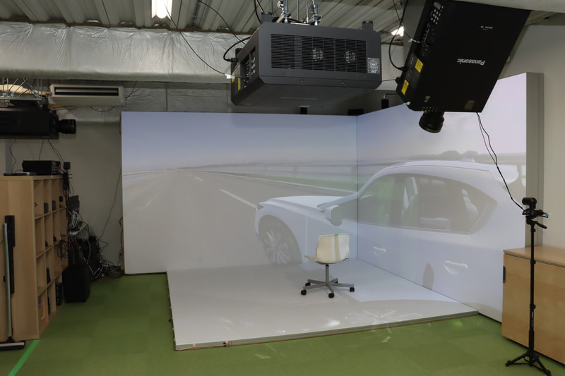 ハードウェアとしてパナソニック製のプロジェクター3基とカメラ2つを使用