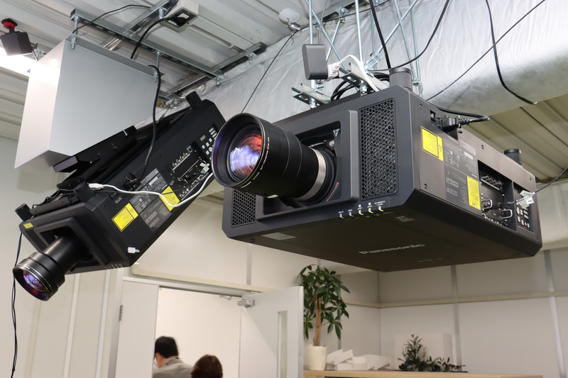 ハードウェアとしてパナソニック製のプロジェクター3基とカメラ2つを使用