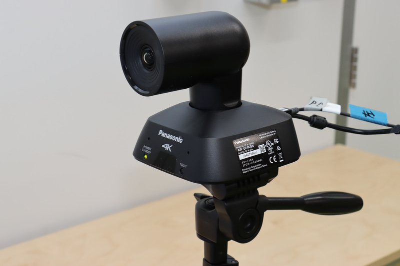 ハードウェアとしてパナソニック製のプロジェクター3基とカメラ2つを使用
