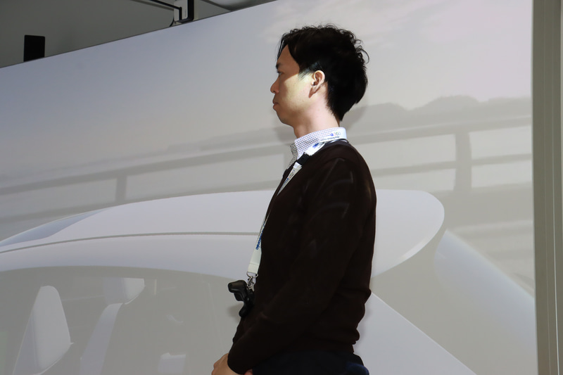 処理負荷の軽いマーカーを利用するデモ。マーカーから30cm上を「乗員の首の高さ」として処理する