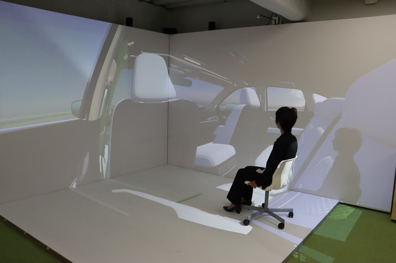 こちらはマーカーを使わず、2つのカメラ映像で乗員位置を検出するデモ。カメラで手の位置や座る位置、姿勢などの変化を検出。リアシートの人がフロントシートの間からインパネがどのように見えるのかといったことも検討できる