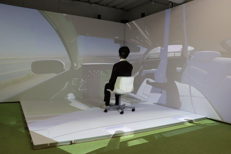 手を動かすアクションで、メーターが点灯したりドアが開閉したりする