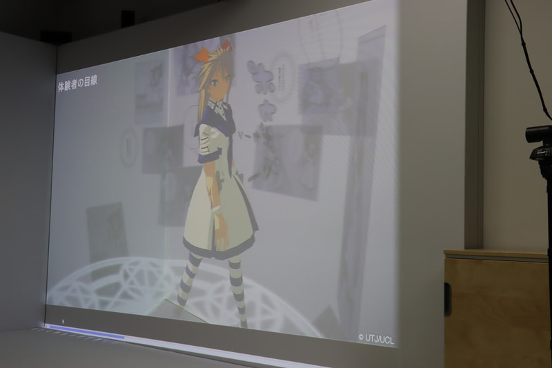 デジタルサイネージの活用例。キャラクターが体験者から立体的に見えるよう表示されている