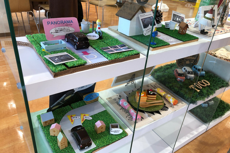 スイーツをいただきながら「かわい～～！」とじっくり見てしまったのが、ダイハツのディーラーに飾ってあったこのジオラマたち。よく見ると、パノラマビューモニターの説明になっていたり、ボディカラーが分かるようになっていたり、女性でも違和感なくクルマのよさが理解できるジオラマになっていて、感心しました