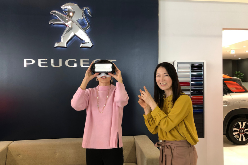 プジョーのディーラーでは、インテリアのカラーコーディーネートなどをVRでリアルに近い感覚で比較できるなど、新しい取り組みも。はたから見ているとちょっと面白い光景ですが（笑）、色選びにもこだわる人が多いフランス車ユーザーさんにとっては嬉しいサービスですよね