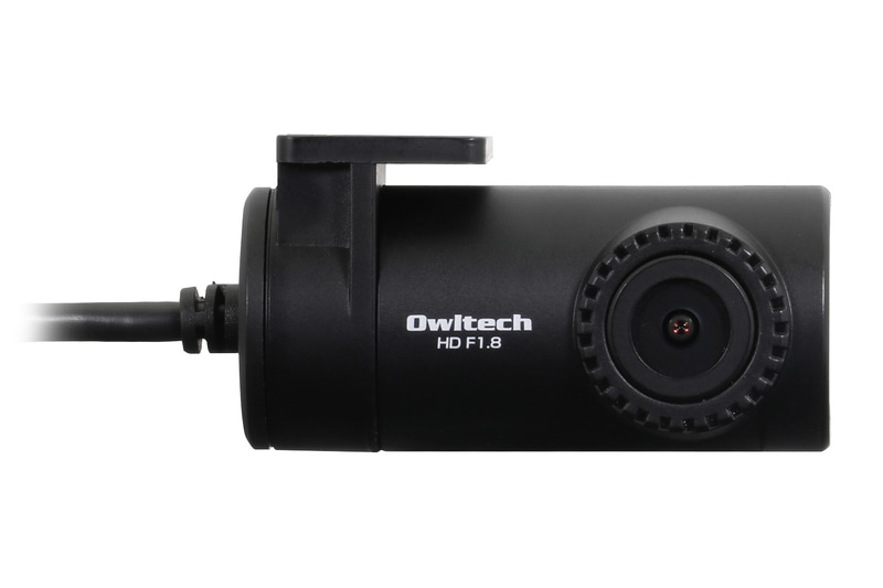 リアカメラでもF値1.8のレンズを採用。解像度はHD（1280×720）で、サイズは56.4×31.2×28.6mm（幅×奥行き×高さ）