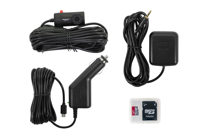 リアカメラの接続ケーブルは8mの長尺仕様。電源となるシガープラグコードにはmicroUSB端子を備える