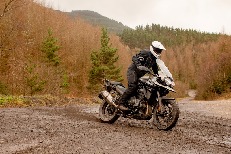 OFF-ROAD PROモードでは、ABSとトラクションコントロール機能が停止し、意のままにマシンをどこまで操れるかの限界に挑戦できる