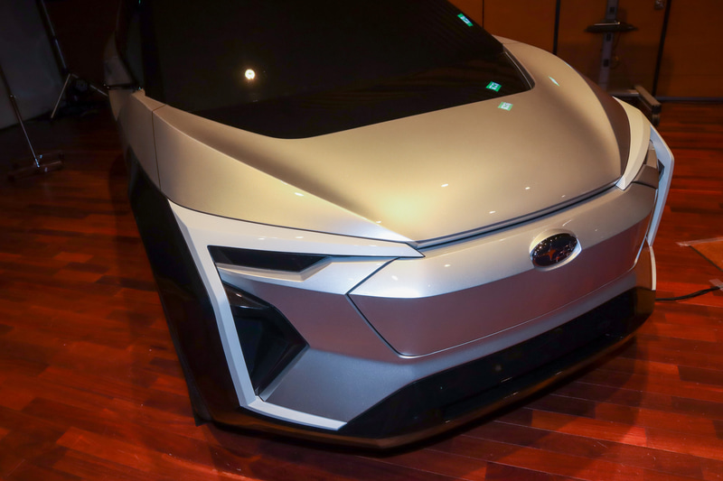 大胆なデザインのフロントフェイス。しかしコの字やヘキサゴングリルデザインなど、スバルらしさがちりばめられる