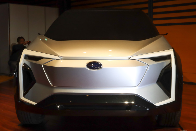 大胆なデザインのフロントフェイス。しかしコの字やヘキサゴングリルデザインなど、スバルらしさがちりばめられる