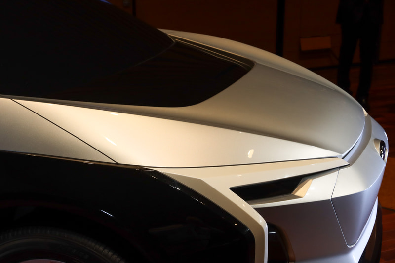 ライトまわりからボンネットまで、エッジがシャープでソリッドなデザイン