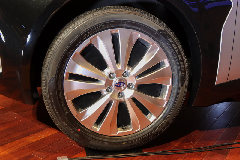 タイヤはファルケン「ZIEX ZE001 A/S」。サイズは245/50R20。ホイールの内側はカバーされていてブレーキなどは見えない