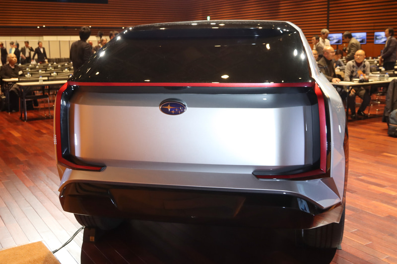 リアにも左右でつながったコの字の意匠