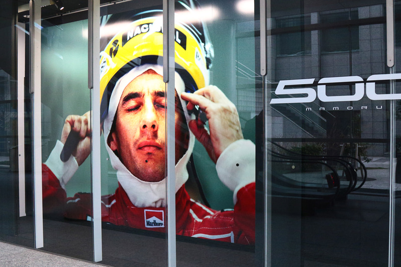 ビルに入りエスカレータを降りるとセナの写真が目に入る