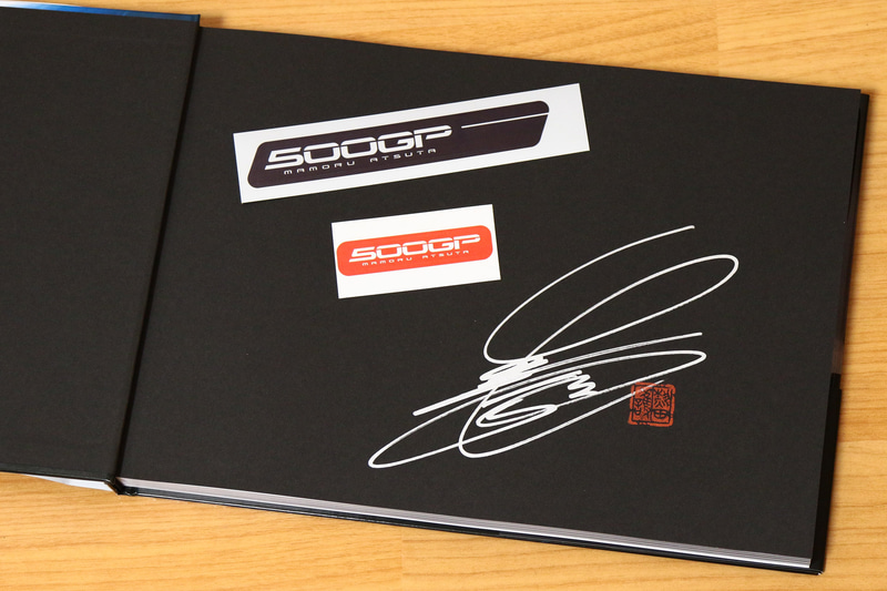 写真集はサイン入り。購入特典としてステッカーが1つもらえる