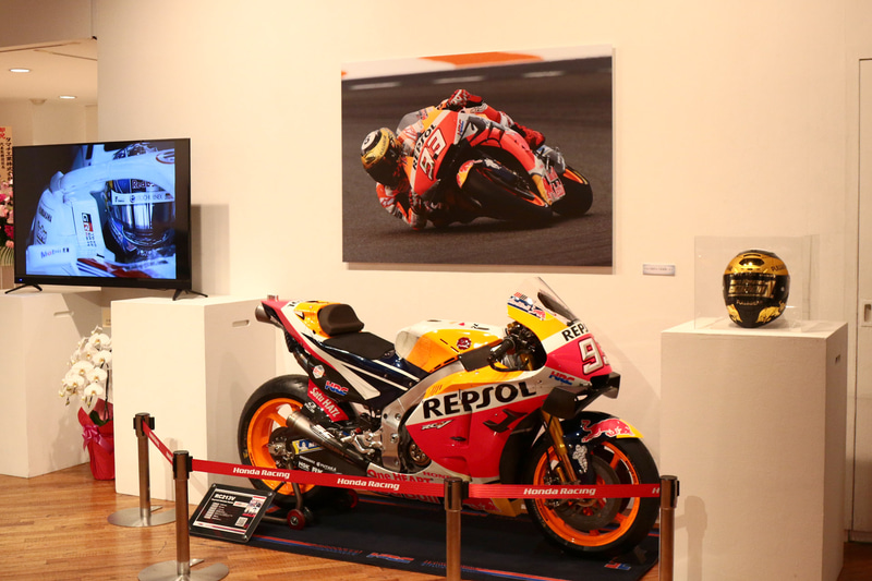マルク・マルケス選手のマシンが展示されている