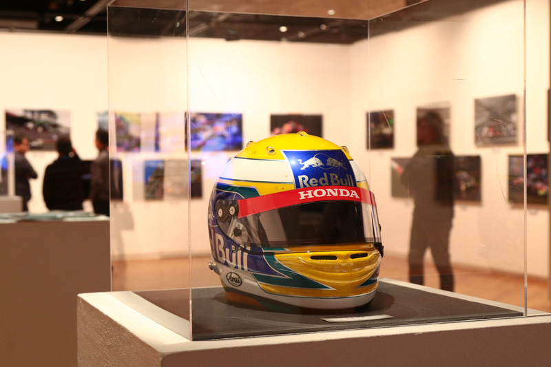 山本尚貴選手がF1で使用したヘルメットも展示されている