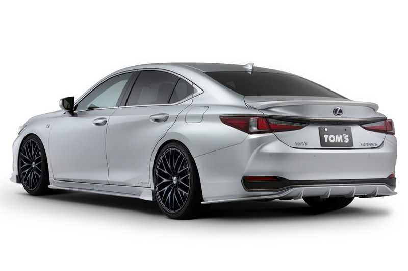 3種類のスタイリングパーツを装着したレクサス ES300h F SPORT