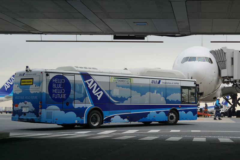 実証実験の走行ルートは、作業車両や荷物を運搬する車両で往来が激しい環境
