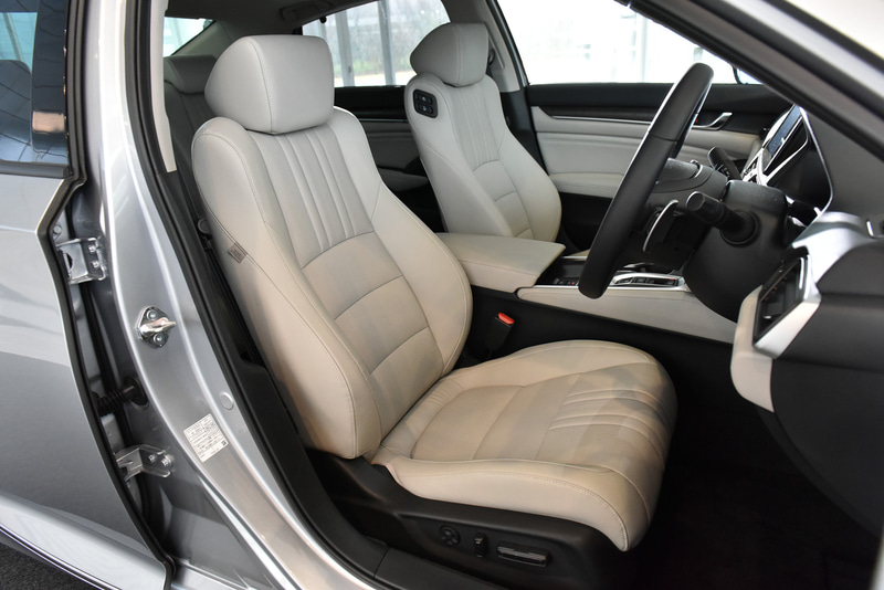 足下や膝まわりなど、乗員の居住スペースを拡大した室内空間