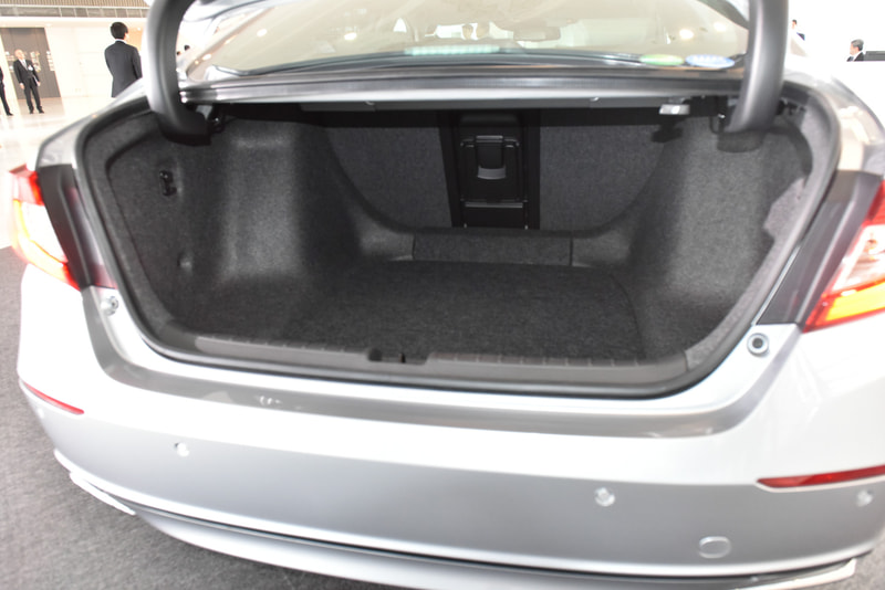 ハイブリッドセダンではクラストップの荷室スペース