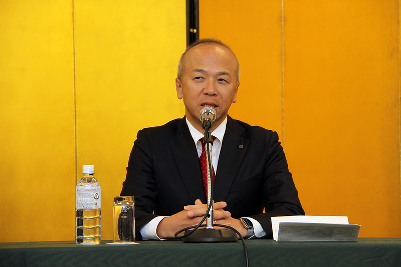 質疑応答に応じる矢原新社長