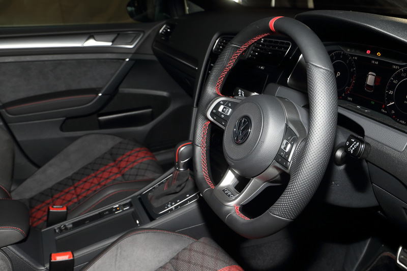 インテリアでは赤いラインをセンター部分に施した専用ファブリック＆マイクロフリースシートをはじめ、12時部分に赤いアクセントを備えた専用ステアリング、同じく赤いアクセントとレッドステッチが印象的なシフトセレクターなどを採用。フロントドアを開けた際に路面に「TCRロゴ」を映し出すプロジェクション機能も搭載する