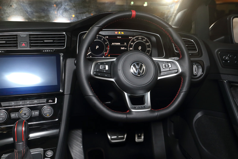 インテリアでは赤いラインをセンター部分に施した専用ファブリック＆マイクロフリースシートをはじめ、12時部分に赤いアクセントを備えた専用ステアリング、同じく赤いアクセントとレッドステッチが印象的なシフトセレクターなどを採用。フロントドアを開けた際に路面に「TCRロゴ」を映し出すプロジェクション機能も搭載する