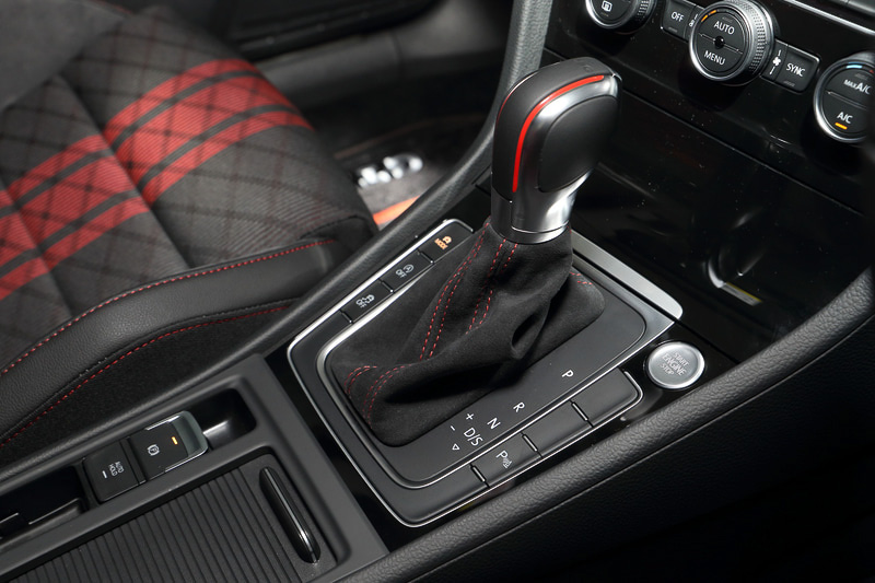 インテリアでは赤いラインをセンター部分に施した専用ファブリック＆マイクロフリースシートをはじめ、12時部分に赤いアクセントを備えた専用ステアリング、同じく赤いアクセントとレッドステッチが印象的なシフトセレクターなどを採用。フロントドアを開けた際に路面に「TCRロゴ」を映し出すプロジェクション機能も搭載する