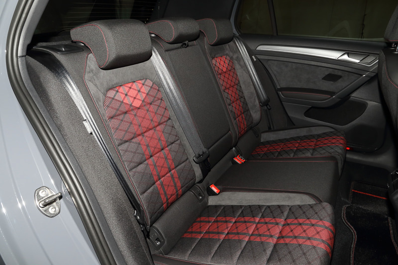 インテリアでは赤いラインをセンター部分に施した専用ファブリック＆マイクロフリースシートをはじめ、12時部分に赤いアクセントを備えた専用ステアリング、同じく赤いアクセントとレッドステッチが印象的なシフトセレクターなどを採用。フロントドアを開けた際に路面に「TCRロゴ」を映し出すプロジェクション機能も搭載する