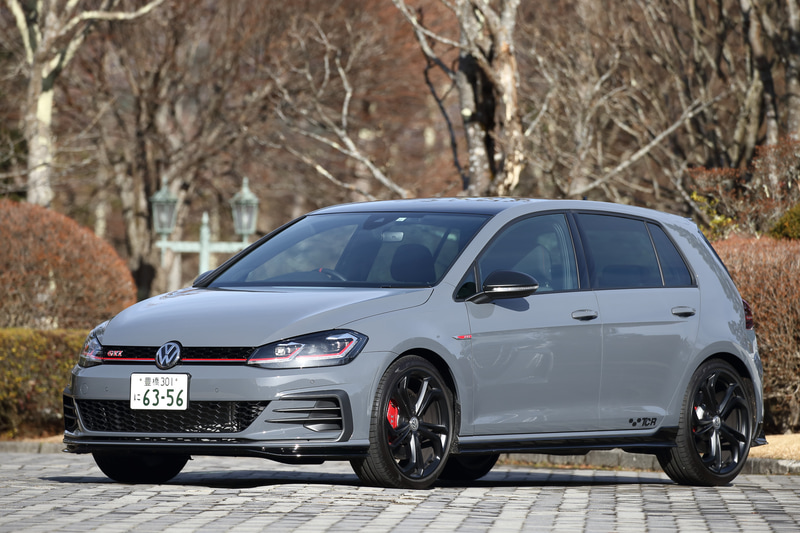 今回試乗したのは、「ゴルフ GTI」のパフォーマンスを最大限まで高めた限定車「ゴルフ GTI TCR」（509万8000円）。ボディサイズは4275×1800×1465mm（全長×全幅×全高）、ホイールベースは2635mm。車両重量は「ゴルフ GTI」より40kg重く、「ゴルフ GTI パフォーマンス」よりも10kg軽い1420kg