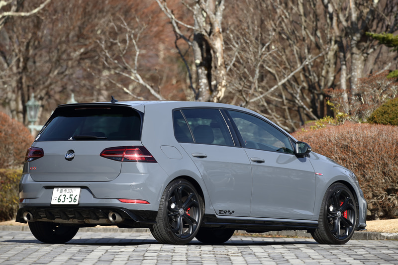 今回試乗したのは、「ゴルフ GTI」のパフォーマンスを最大限まで高めた限定車「ゴルフ GTI TCR」（509万8000円）。ボディサイズは4275×1800×1465mm（全長×全幅×全高）、ホイールベースは2635mm。車両重量は「ゴルフ GTI」より40kg重く、「ゴルフ GTI パフォーマンス」よりも10kg軽い1420kg