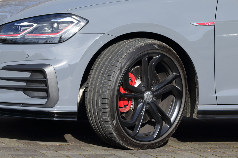 ゴルフ GTI TCRのエクステリアではマットブラックカラーの専用19インチアルミホイール（タイヤはピレリ「P ZERO」でサイズは235/35R19）を採用するとともに、ブラックペイントされたフロントリップスポイラー、サイドスカート、リアディフューザーなどの専用品を装着。ルーフとドアミラーにはブラックペイントが施され、ボディカラーは専用色の「ピュアグレー」（撮影車）を含む4色を設定