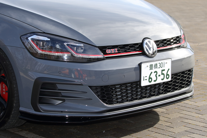 ゴルフ GTI TCRのエクステリアではマットブラックカラーの専用19インチアルミホイール（タイヤはピレリ「P ZERO」でサイズは235/35R19）を採用するとともに、ブラックペイントされたフロントリップスポイラー、サイドスカート、リアディフューザーなどの専用品を装着。ルーフとドアミラーにはブラックペイントが施され、ボディカラーは専用色の「ピュアグレー」（撮影車）を含む4色を設定