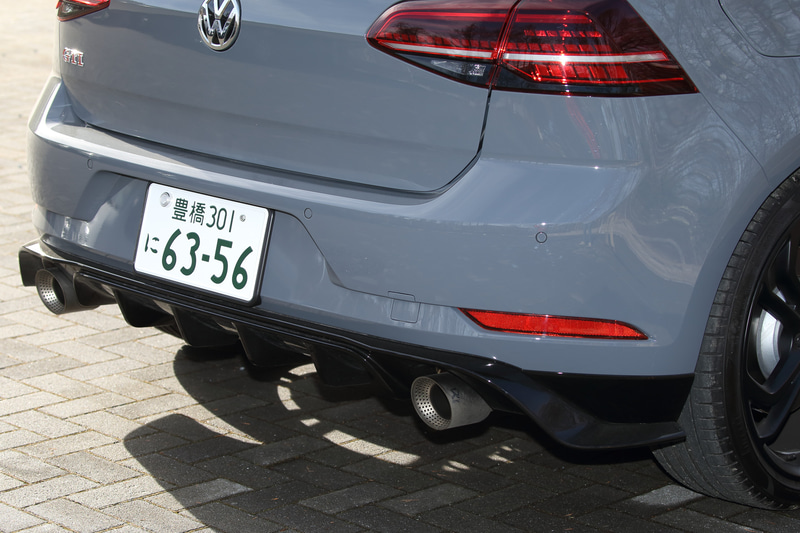 ゴルフ GTI TCRのエクステリアではマットブラックカラーの専用19インチアルミホイール（タイヤはピレリ「P ZERO」でサイズは235/35R19）を採用するとともに、ブラックペイントされたフロントリップスポイラー、サイドスカート、リアディフューザーなどの専用品を装着。ルーフとドアミラーにはブラックペイントが施され、ボディカラーは専用色の「ピュアグレー」（撮影車）を含む4色を設定