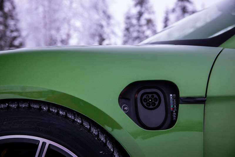 タイカン 4Sのエクステリア。ポルシェの伝統的なワイドフェンダー、抑揚のあるボンネットなど、ひと目でポルシェと分かるデザインを採用した。マトリックスビームを内蔵する4灯式LEDヘッドライトなどを備えるほか、フロントフェンダーに充電口を用意