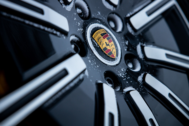 タイカン 4Sのエクステリア。ポルシェの伝統的なワイドフェンダー、抑揚のあるボンネットなど、ひと目でポルシェと分かるデザインを採用した。マトリックスビームを内蔵する4灯式LEDヘッドライトなどを備えるほか、フロントフェンダーに充電口を用意