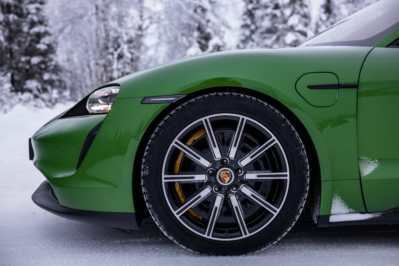 タイカン 4Sのエクステリア。ポルシェの伝統的なワイドフェンダー、抑揚のあるボンネットなど、ひと目でポルシェと分かるデザインを採用した。マトリックスビームを内蔵する4灯式LEDヘッドライトなどを備えるほか、フロントフェンダーに充電口を用意