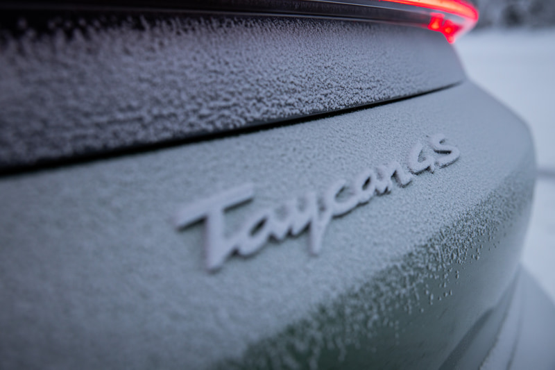 タイカン 4Sのエクステリア。ポルシェの伝統的なワイドフェンダー、抑揚のあるボンネットなど、ひと目でポルシェと分かるデザインを採用した。マトリックスビームを内蔵する4灯式LEDヘッドライトなどを備えるほか、フロントフェンダーに充電口を用意