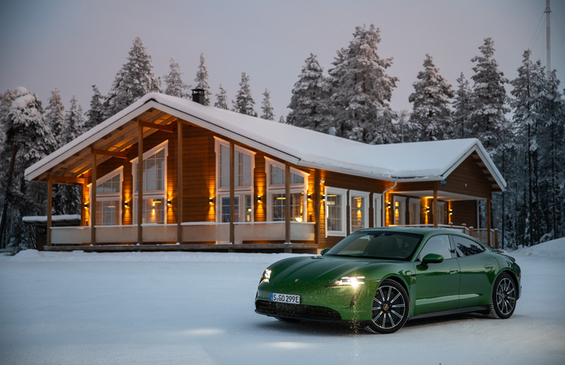 新型「タイカン」では「ターボS」「ターボ」「4S」の3種類のグレードを設定し、アメリカでターボグレードを、フィンランドで4Sグレードに試乗した。4Sのボディサイズは4963×1966×1379mm（全長×全幅×全高）、ホイールベースは2900mm。最高出力は390kW（530PS）とし、航続可能距離は333～407km。なお、ターボは500kW（680PS）、ターボSは560kW（761PS）というスペック