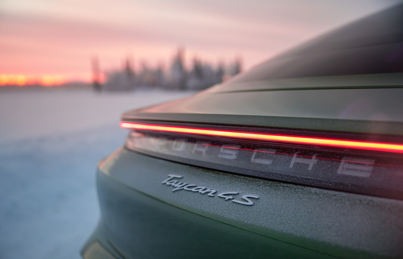 タイカン 4Sのエクステリア。ポルシェの伝統的なワイドフェンダー、抑揚のあるボンネットなど、ひと目でポルシェと分かるデザインを採用した。マトリックスビームを内蔵する4灯式LEDヘッドライトなどを備えるほか、フロントフェンダーに充電口を用意