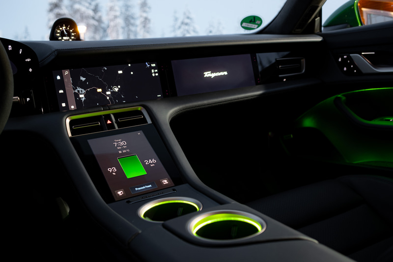 インテリアでは初代911に通じるデザインを採用するとともに、ホリゾンタルなデザインを強調させ、インパネをドライバー中心にレイアウト